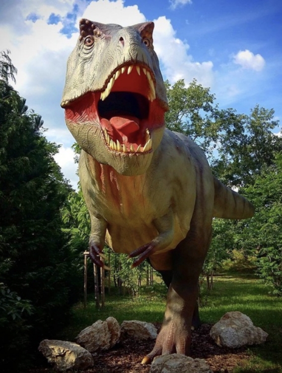 Dinosaurio t-rex en un parque tematico