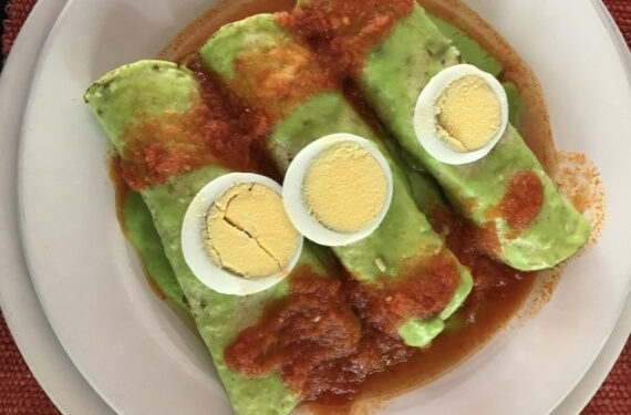 Platillo con tipo enchiladas verdes con huevo