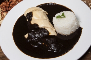 Plato con arroz mloe negro 