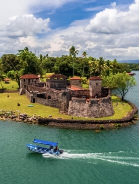 castillo en el centro de una isla