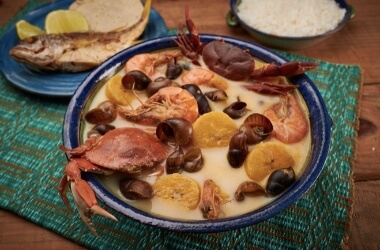 platillo tradicional en un plato con camarones y cangrejos