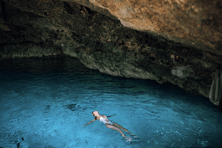 cenote merida, mujer nadando